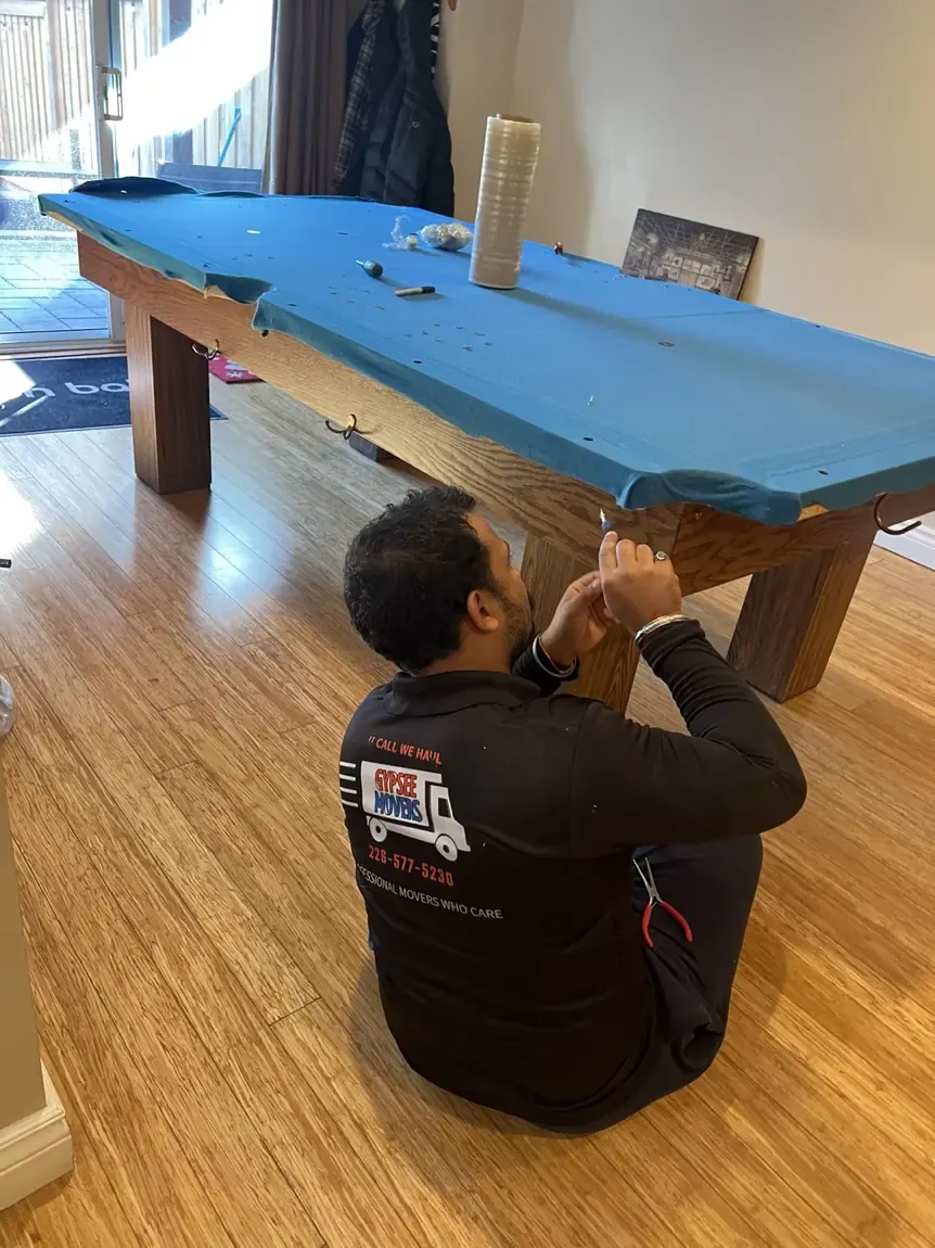 Disassemble furniture - Gypsee Movers moving day process